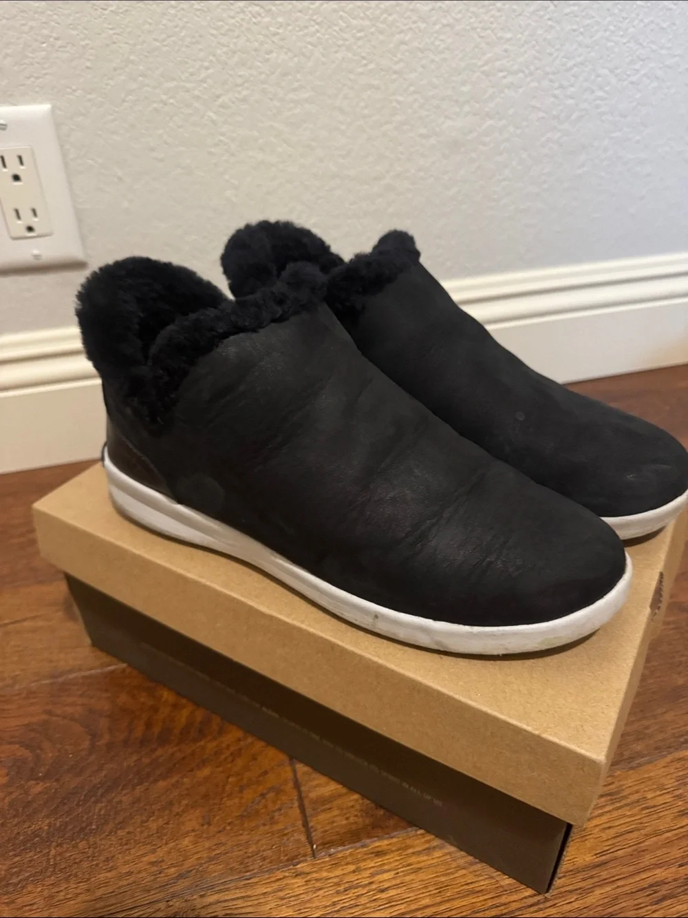 OluKai casual slip